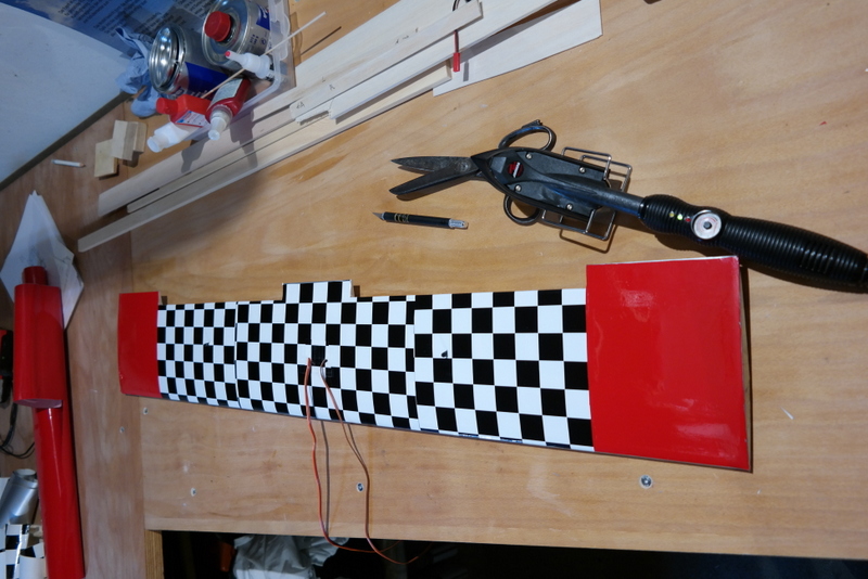 Es geht weiter mit der Bespannung des Modells