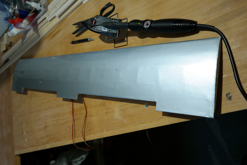 Es geht weiter mit der Bespannung des Modells.